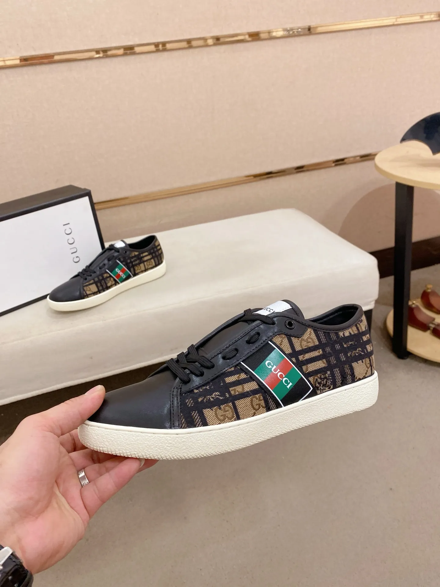 Factory price: 400💰 (GUCCI) The latest model from the official website 🎁🎁Casual and fashionable men's shoes👟, hot style 💥The version is simple and elegant, exclusive for trendy men. Unique official website latest brand elements 👑Gucci original decoration, fashionable and generous, the fabric is original cowhide ✅sheepskin lining, the official website specifies wear-resistant casual outsole, the classic model is taken in kind at the counter🎬38-44 (45 is not returned or exchanged)